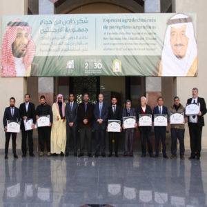 Conferencia por entrega de atuendos